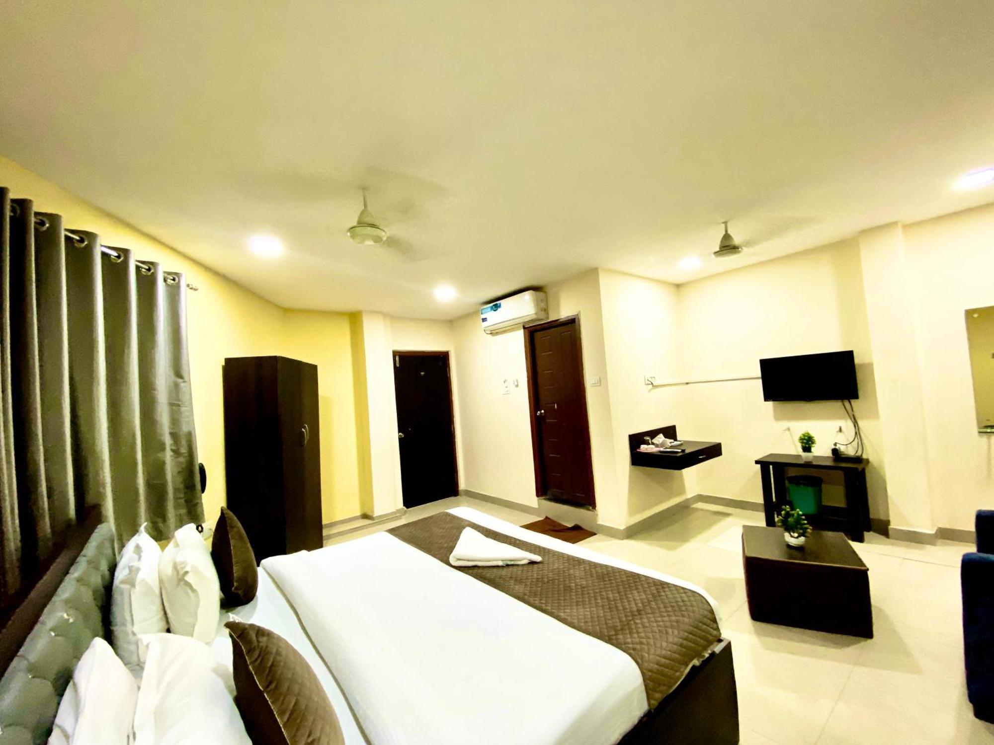 Hotel Sky Park Shamshabad Zewnętrze zdjęcie