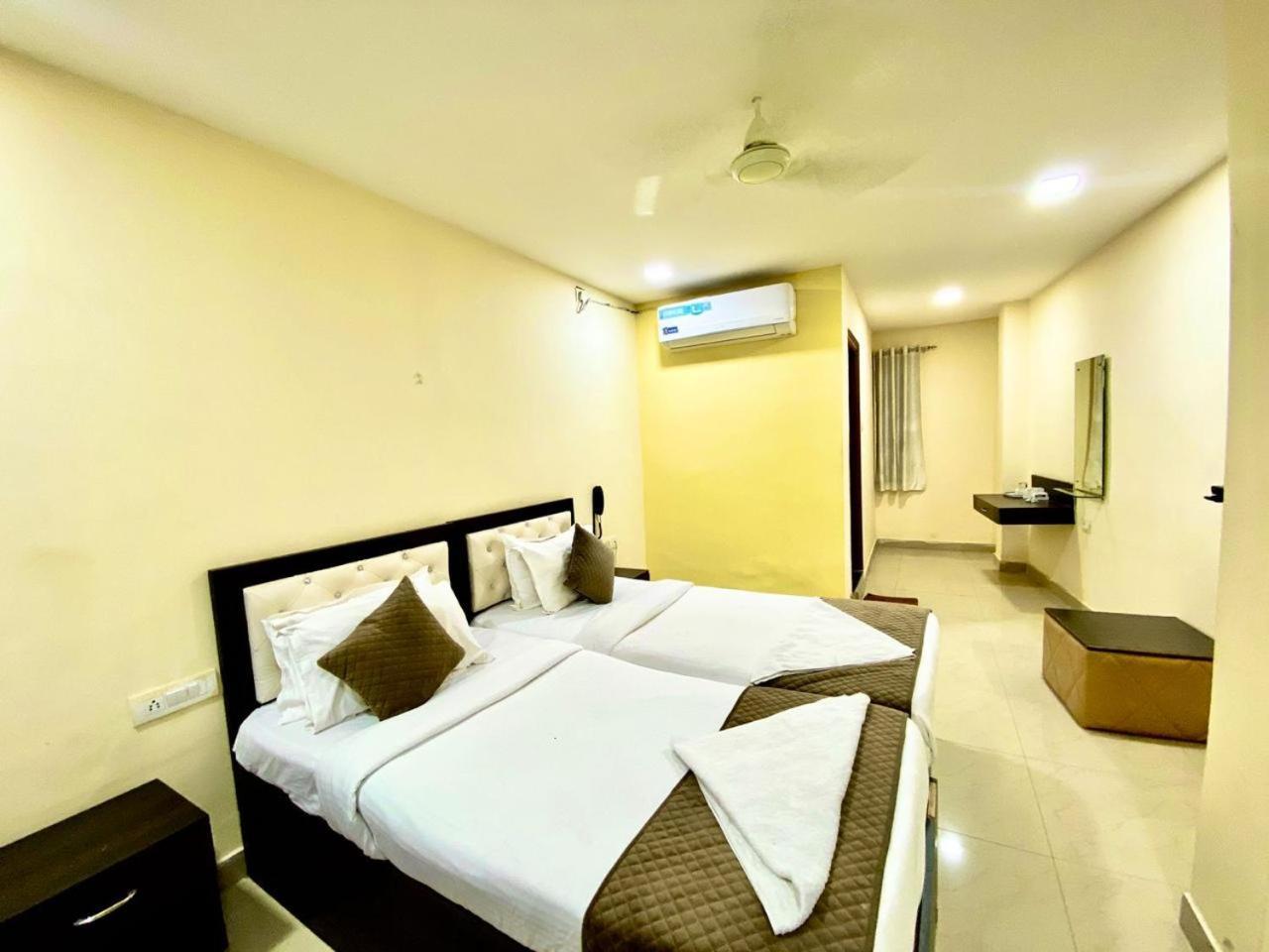 Hotel Sky Park Shamshabad Zewnętrze zdjęcie
